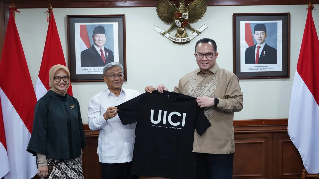 Foto:&nbsp;Rektor UICI, Prof. Asep Saefuddin memberikan&nbsp;cendera mata kepada&nbsp;Prof. Dr. Arif Satria kepala BRIN,&nbsp;Selasa (11/08/2026).